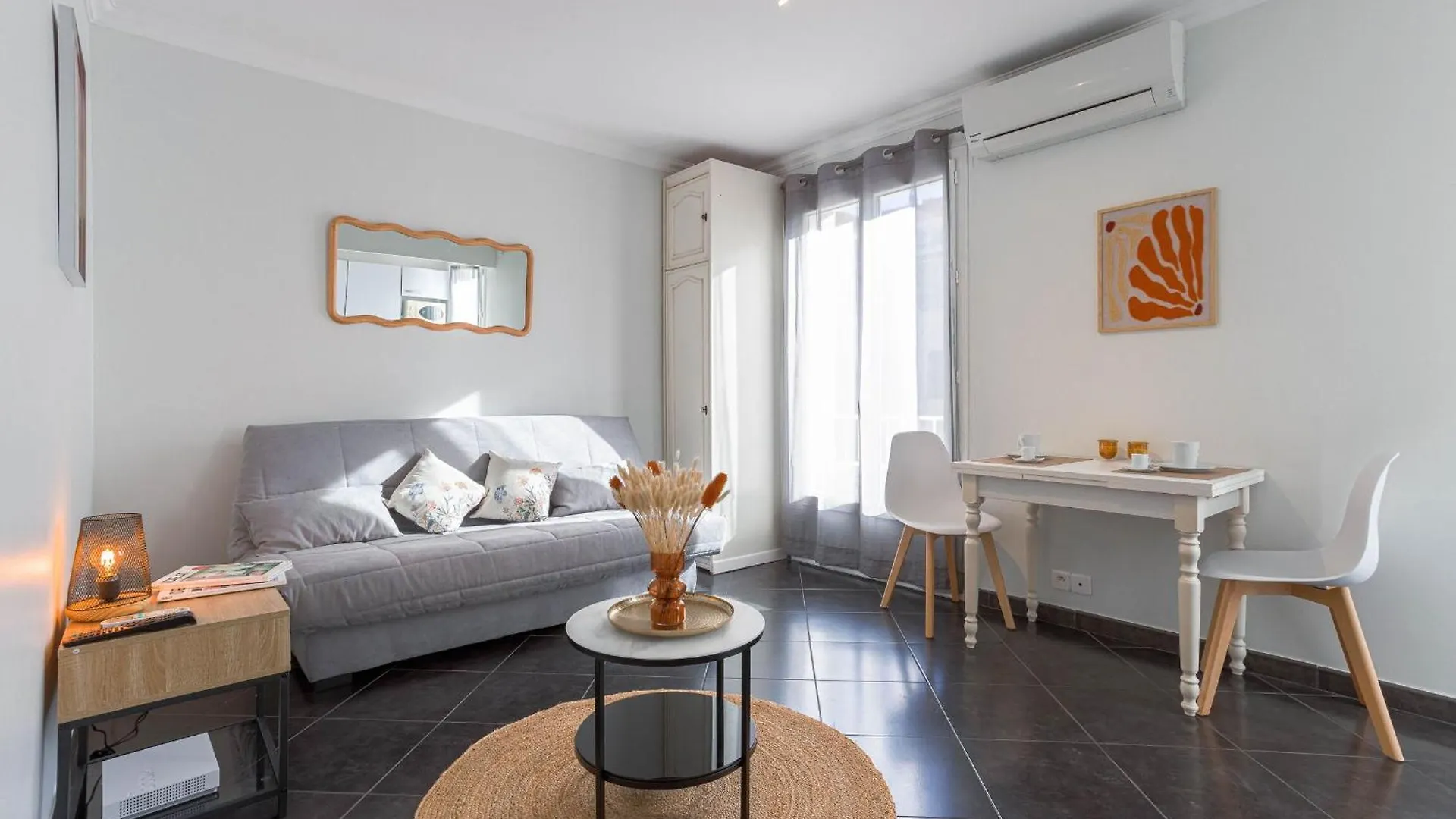 Rue Hoche By Halldis Cannes
