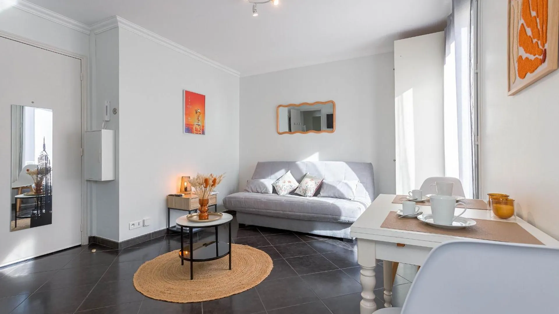 Rue Hoche By Halldis Cannes